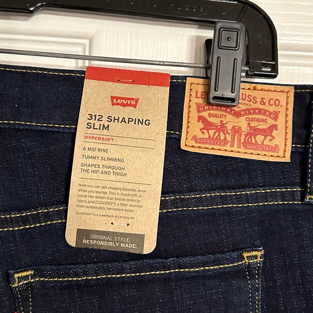 NWT Dark Blue 312 Shaping Slim Levi’s size 31/32